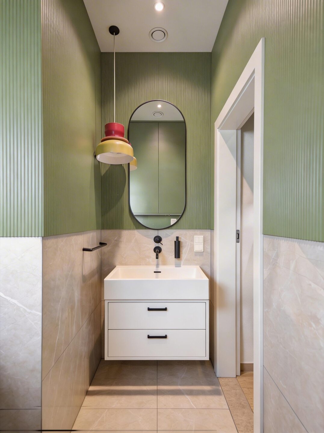 LUSTRO OWALNE W CZARNEJ RAMIE