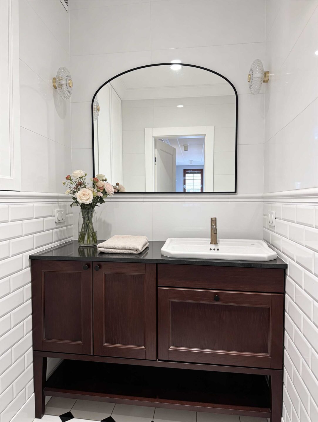 LUSTRO Z ŁUKIEM W CZARNEJ RAMIE - VINTA