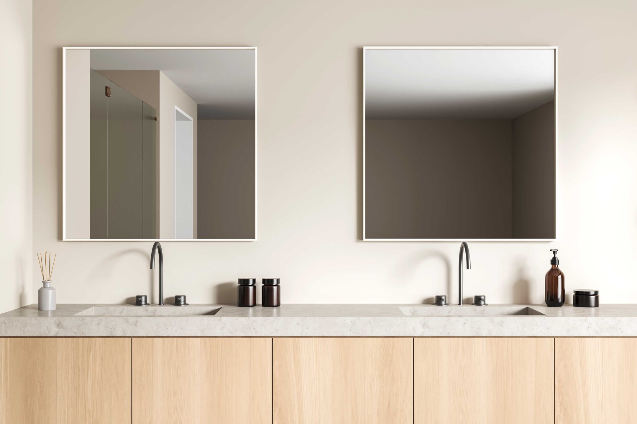 dwa kwadratowe lustra w bialej metalowej ramie w bezowej lazience nad umywalka