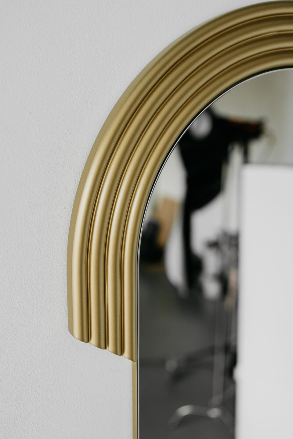 Złota rama lustra art deco GROOVIE LESS GOLD