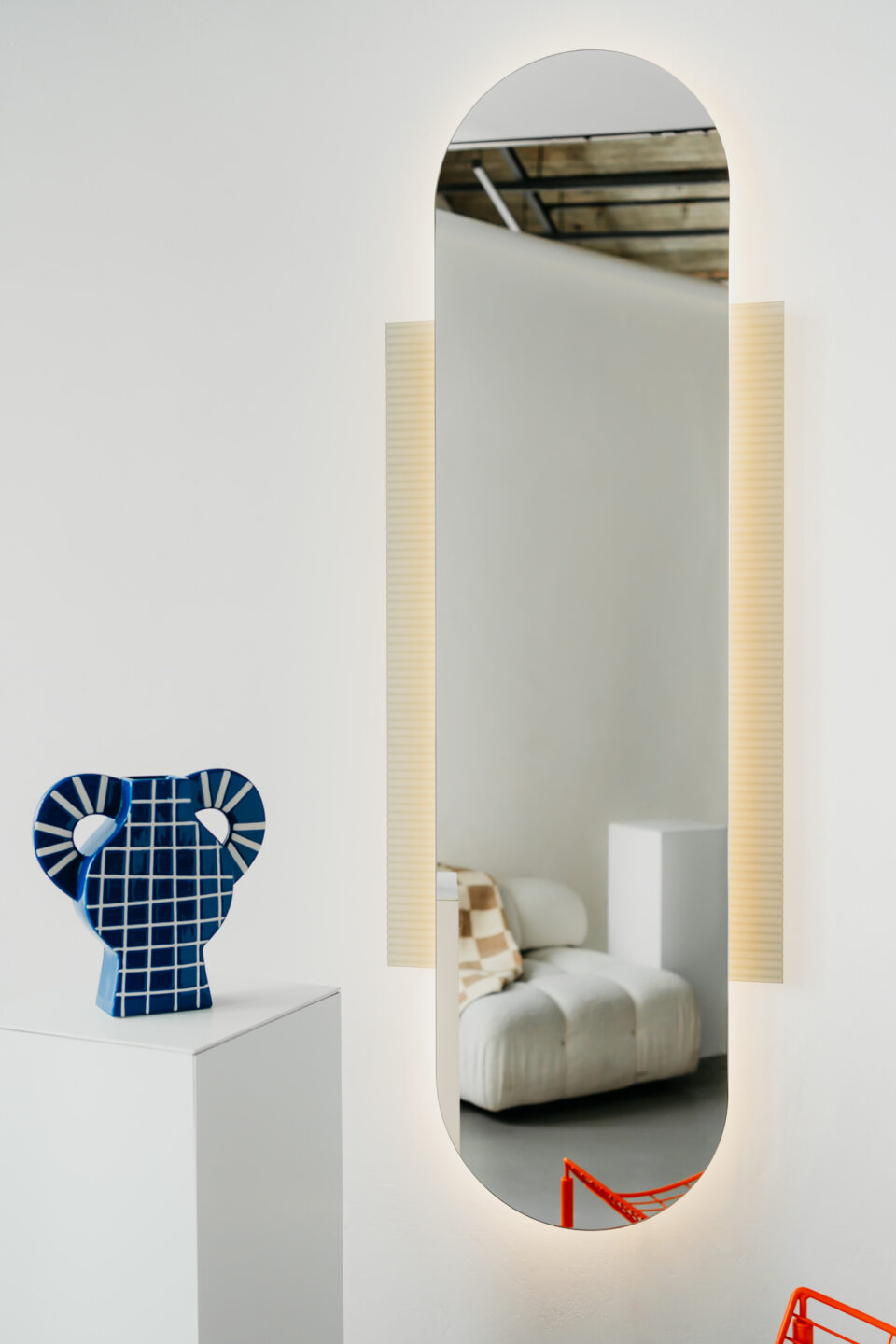 Lustro ozdobne na korytarz SERENITY LED LONG - zbliżenie na model z włączonym oświetleniem led