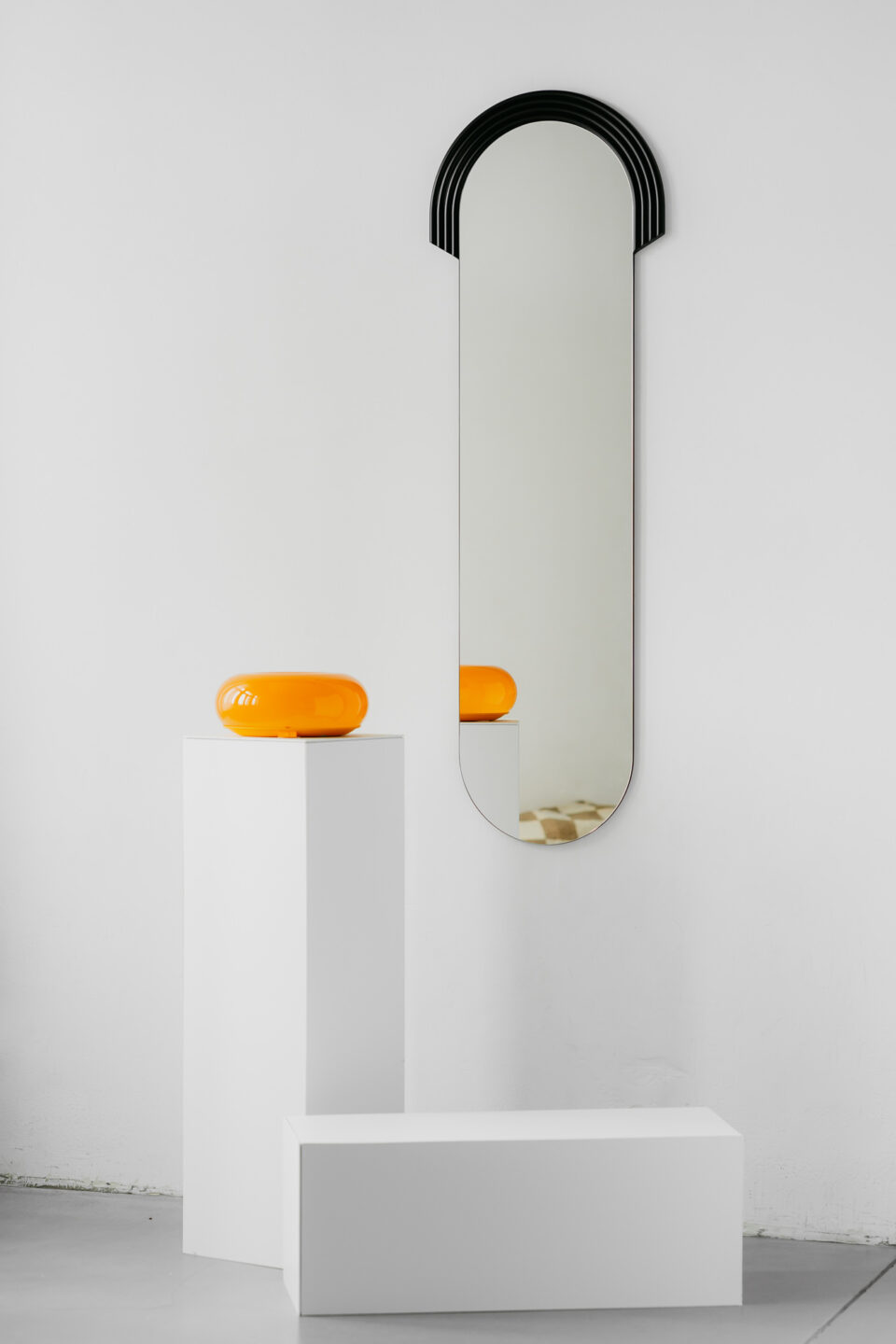 Lustro wąskie do przedpokoju 155 cm GROOVIE LESS BLACK idealne do wnętrz w stylu mid-century modern