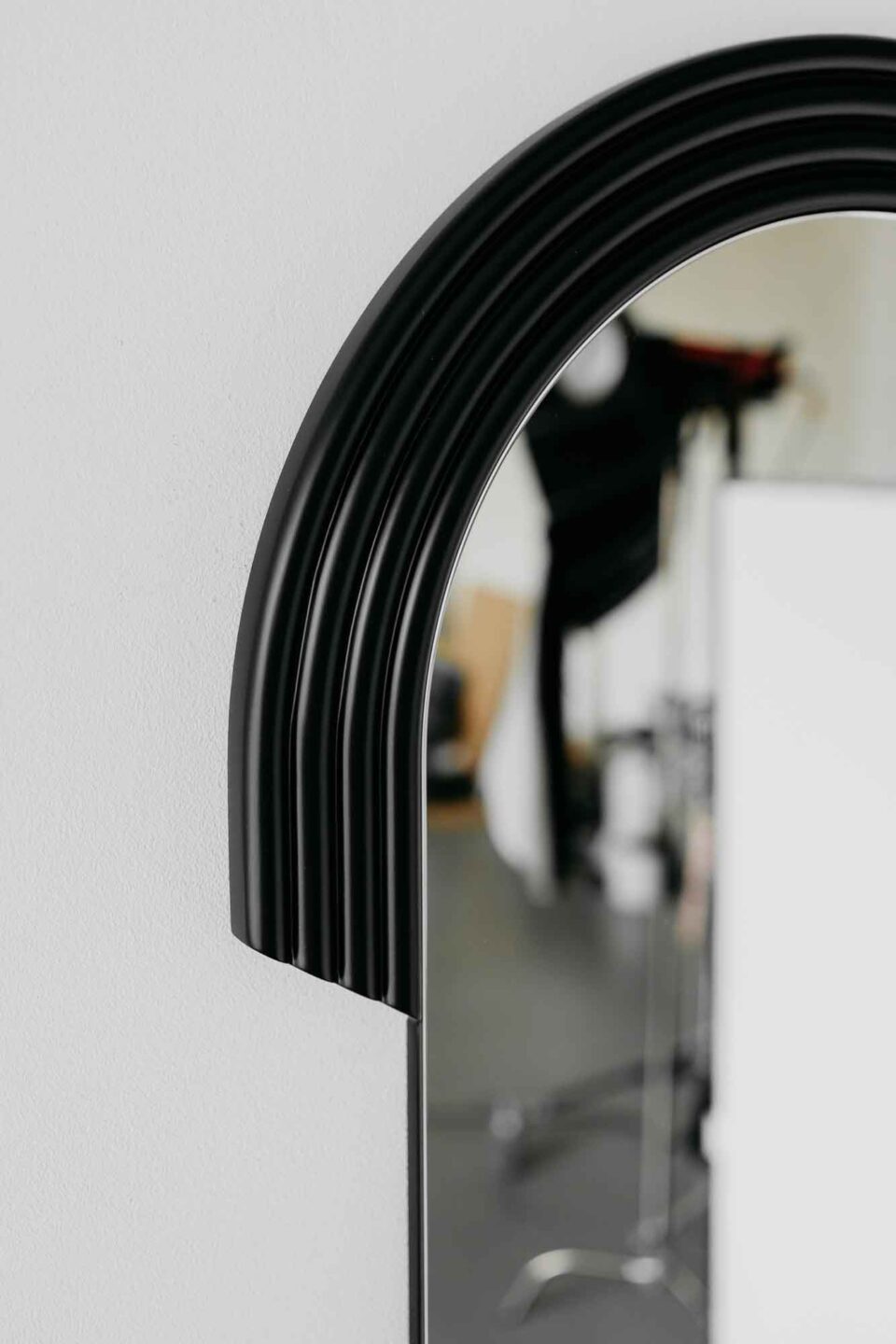 Czarna rama lustra wąskiego do przedpokoju 155 cm GROOVIE LESS BLACK