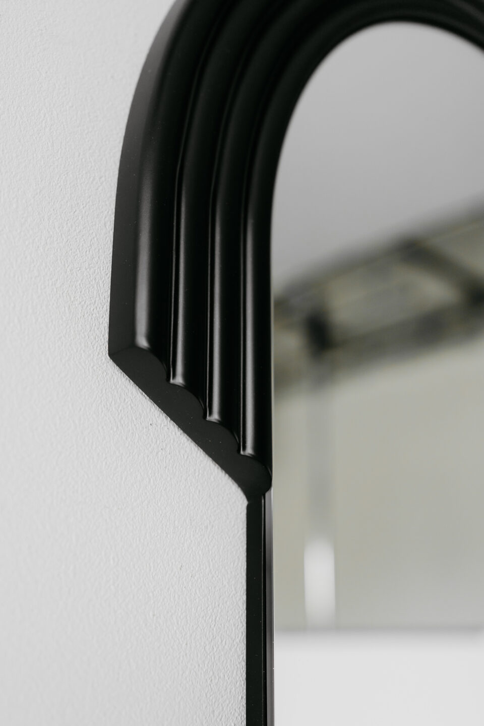 Detal ryflowanej ramy lustra wąskiego do przedpokoju 155 cm GROOVIE LESS BLACK