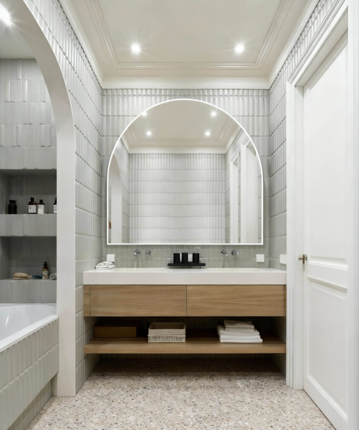 Lustro Archy Wide z białą ramą i półokrągłą formą. Idealne do łazienki i wnętrz w stylu Japandi, klasycznym i nowoczesnym. Tafla odporna na wilgoć.