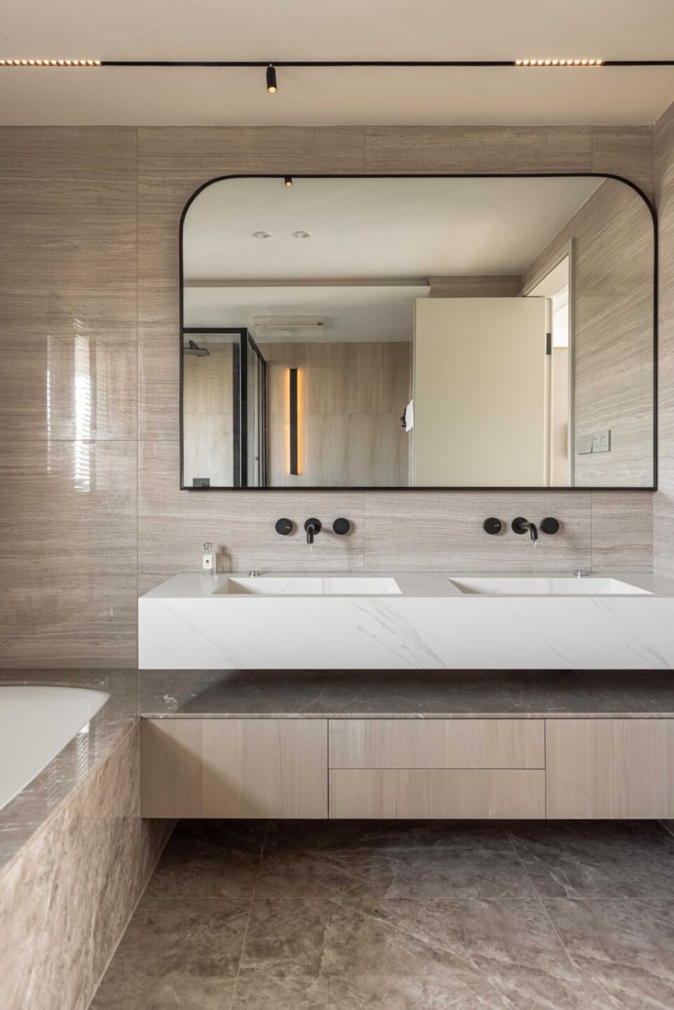 Lustro Semi Corner Black w wąskiej czarnej ramie w nowoczesnej łazience