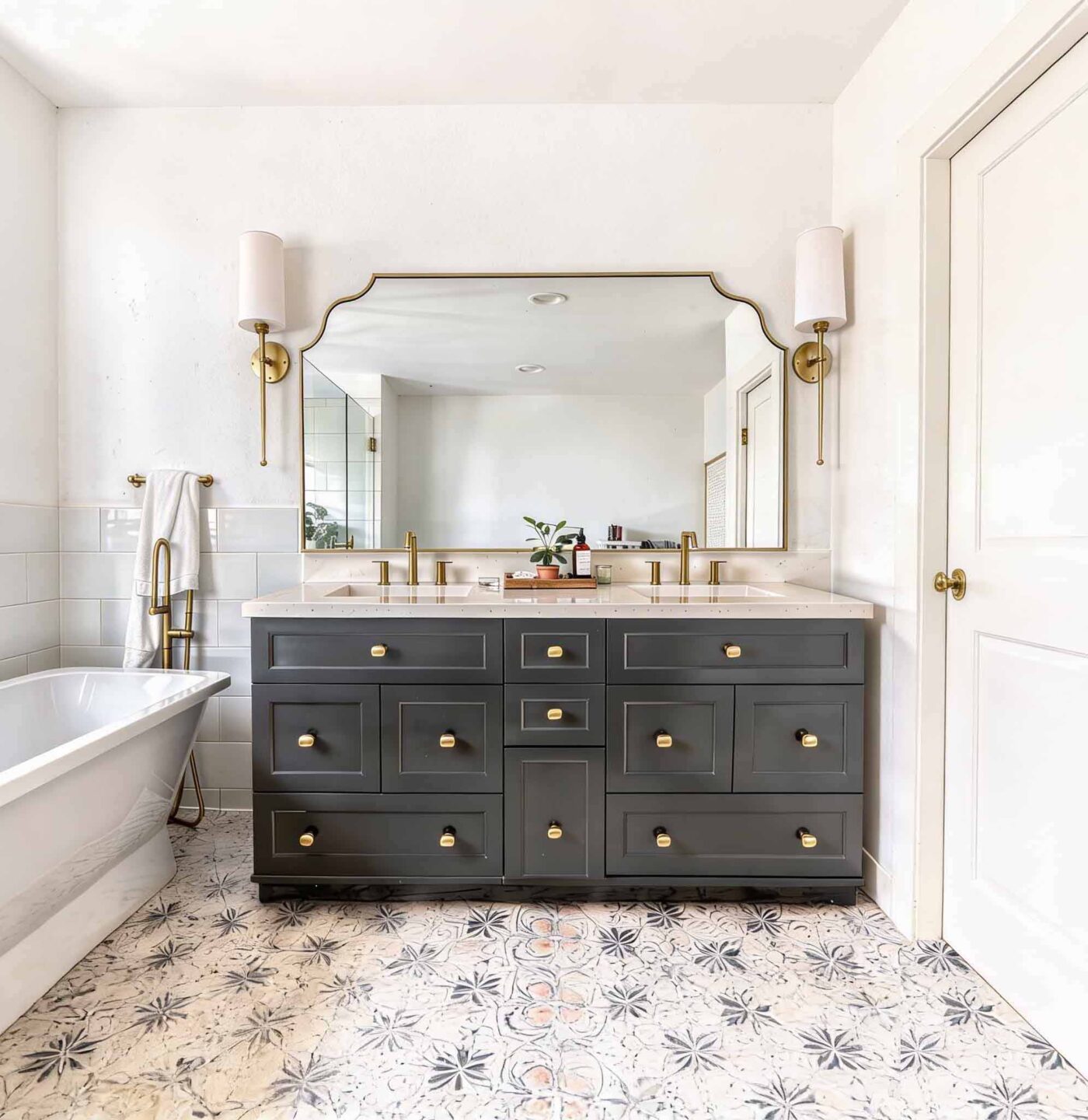 Lustro Contessa Wide – eleganckie lustro w złotej ramie do łazienki