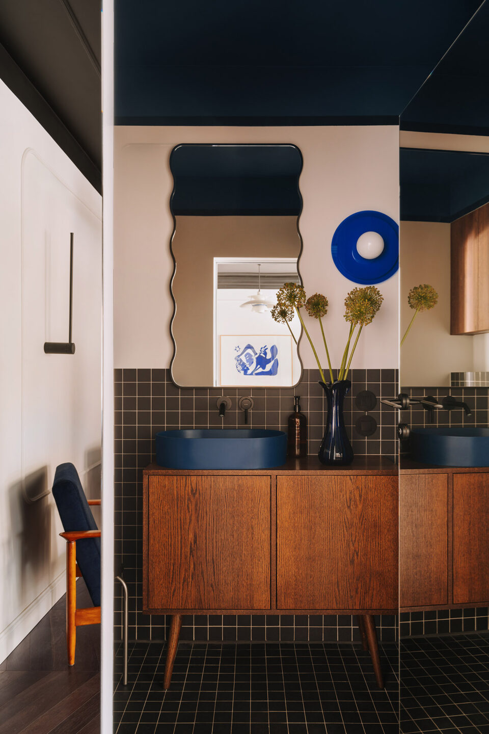 Kontrast ciemnego niebieskiego i beżu w łazience projektu MASCIARELLI Studio