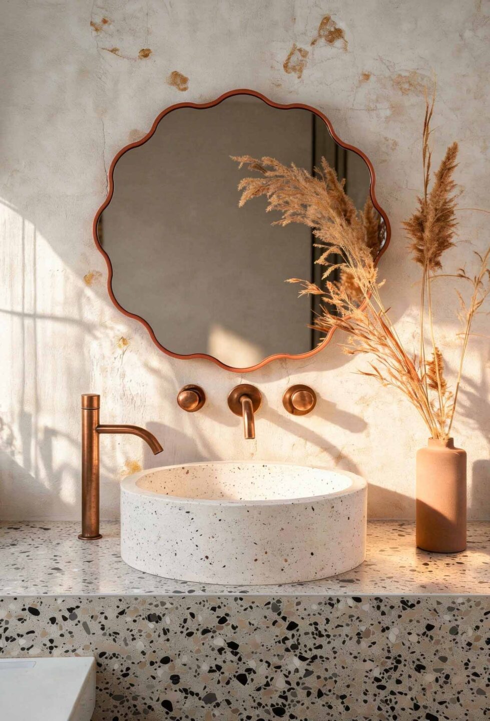 Lustro Ribbon o organicznym kształcie w modnej miedzianej tonacji
