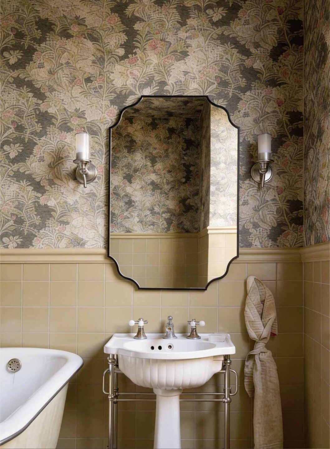 Nowoczesne lustro Avia Black w klasycznym wystroju