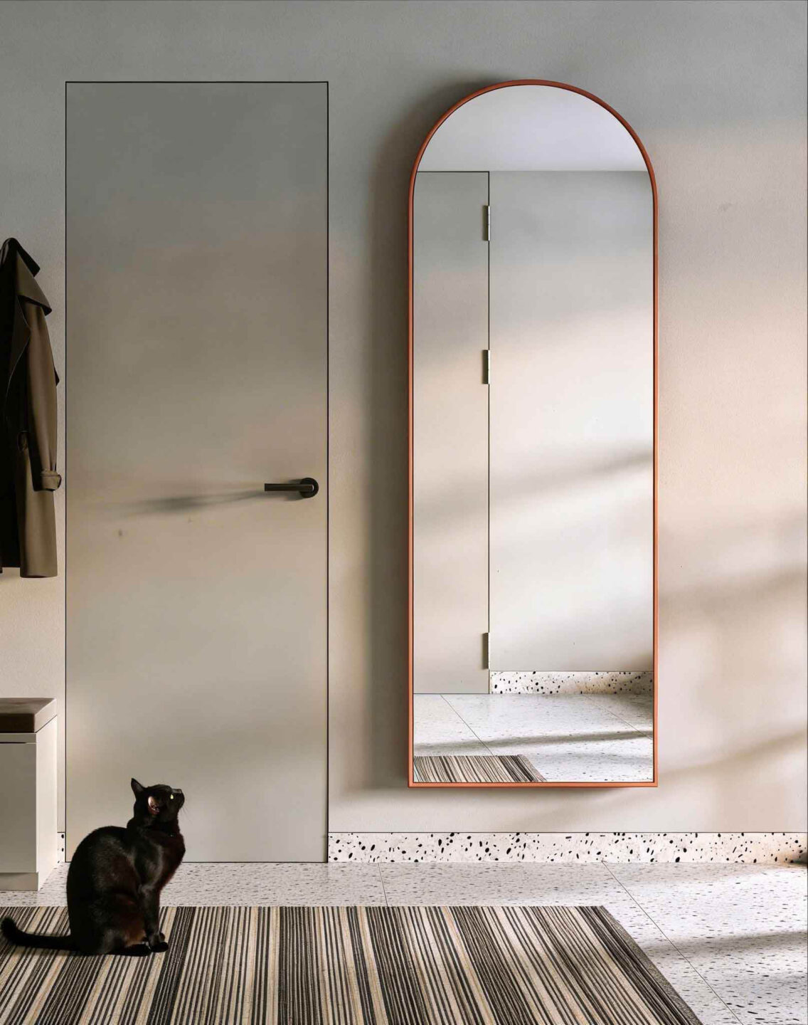 Miedziane lustro arkadowe w nowoczesnym wnętrzu