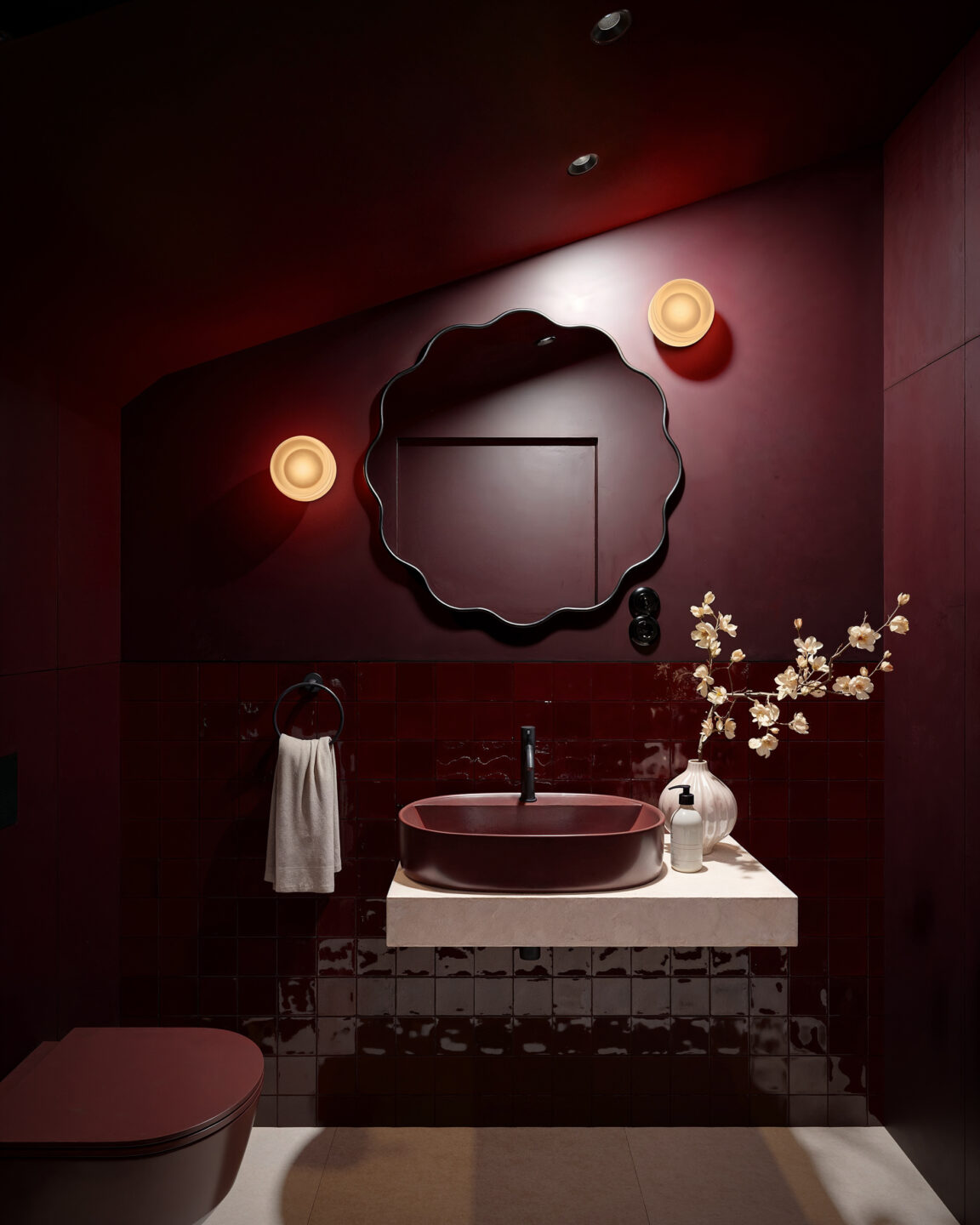 Bordowa łazienka projektu studia SO Architekci