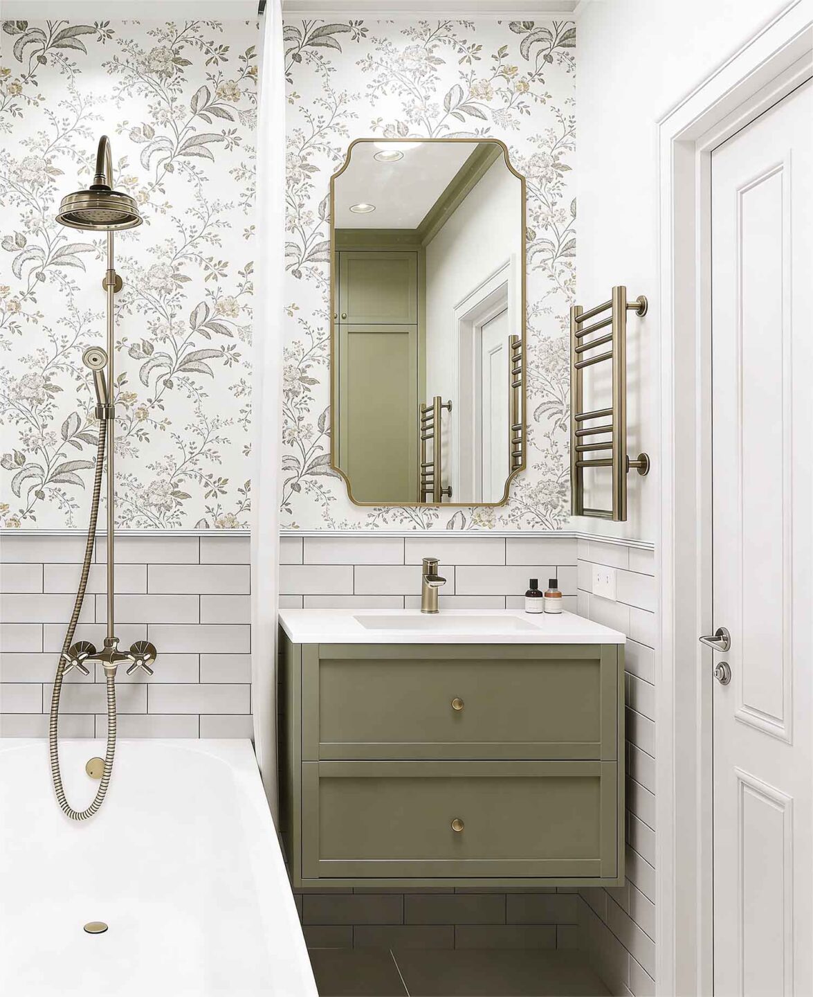 Lustro łazienkowe Lady Capitale w złotej ramie z ozdobnymi narożnikami nad umywalką